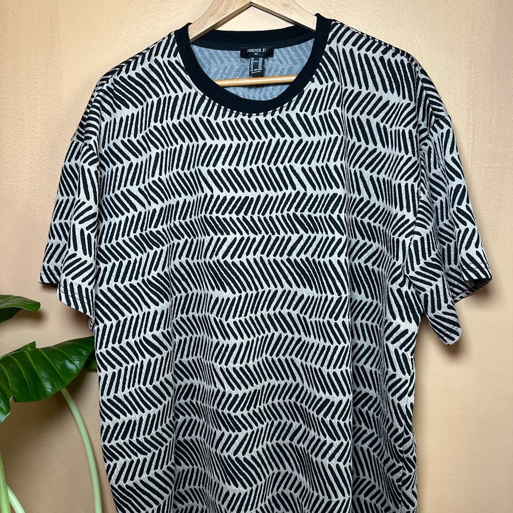 Forever 21 Black and White Geometric Short Sleeve Tee